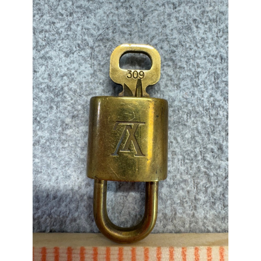Authentic Louis Vuitton Brass Padlock Lock & Key #309 Made in France Bag Charm - Picture 4 of 4